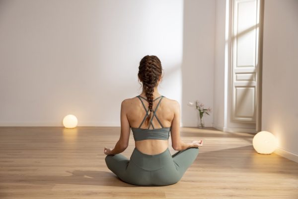 mujer-haciendo-yoga-para-limpiar-chakra mujer-haciendo-yoga-para-limpiar-chakra